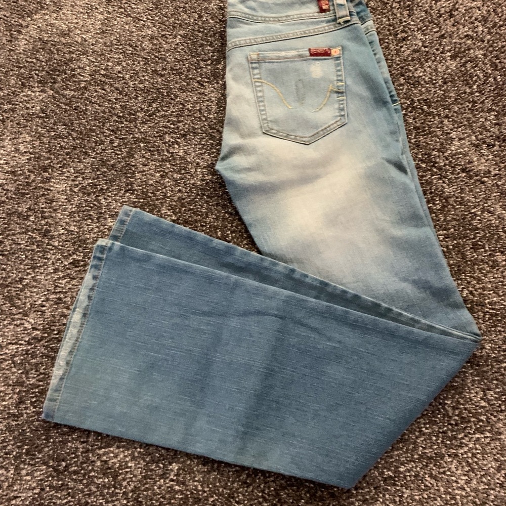 Like new condition bell bottom jeans.